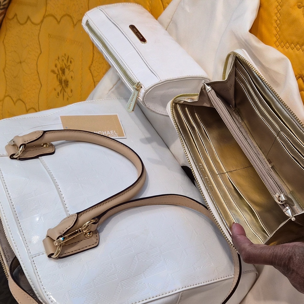 💟New 3-pc Michael Kors White Patent Signature Satchel, Wallet & Makeup Bag🤍